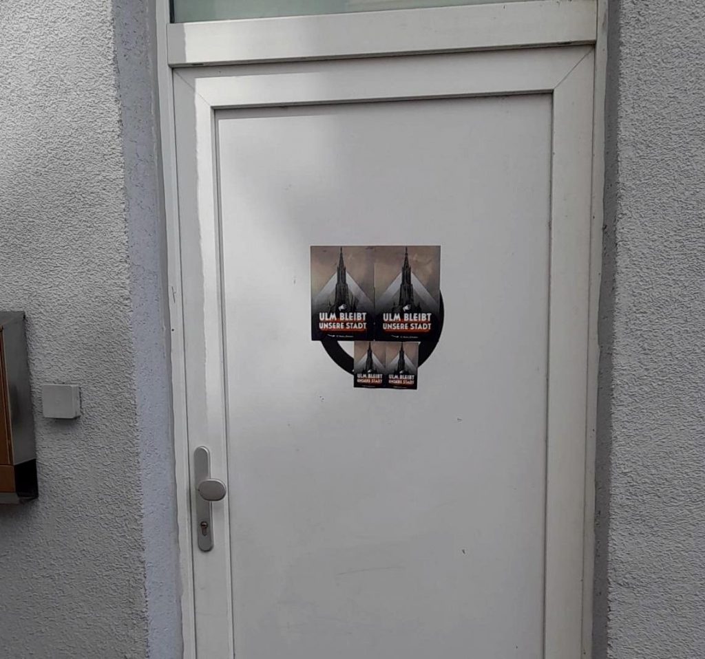 IB_Sticker auf Eingangstüre zum IB-Raum. Darauf steht: "Ulm bleibt unsere Stadt"